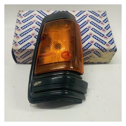 CORNER LAMP RH GENUINE NISSAN 720 PICKUP BLACK