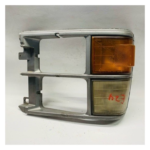 HEAD LAMP FINISHER LH TOYOTA HIACE YH51